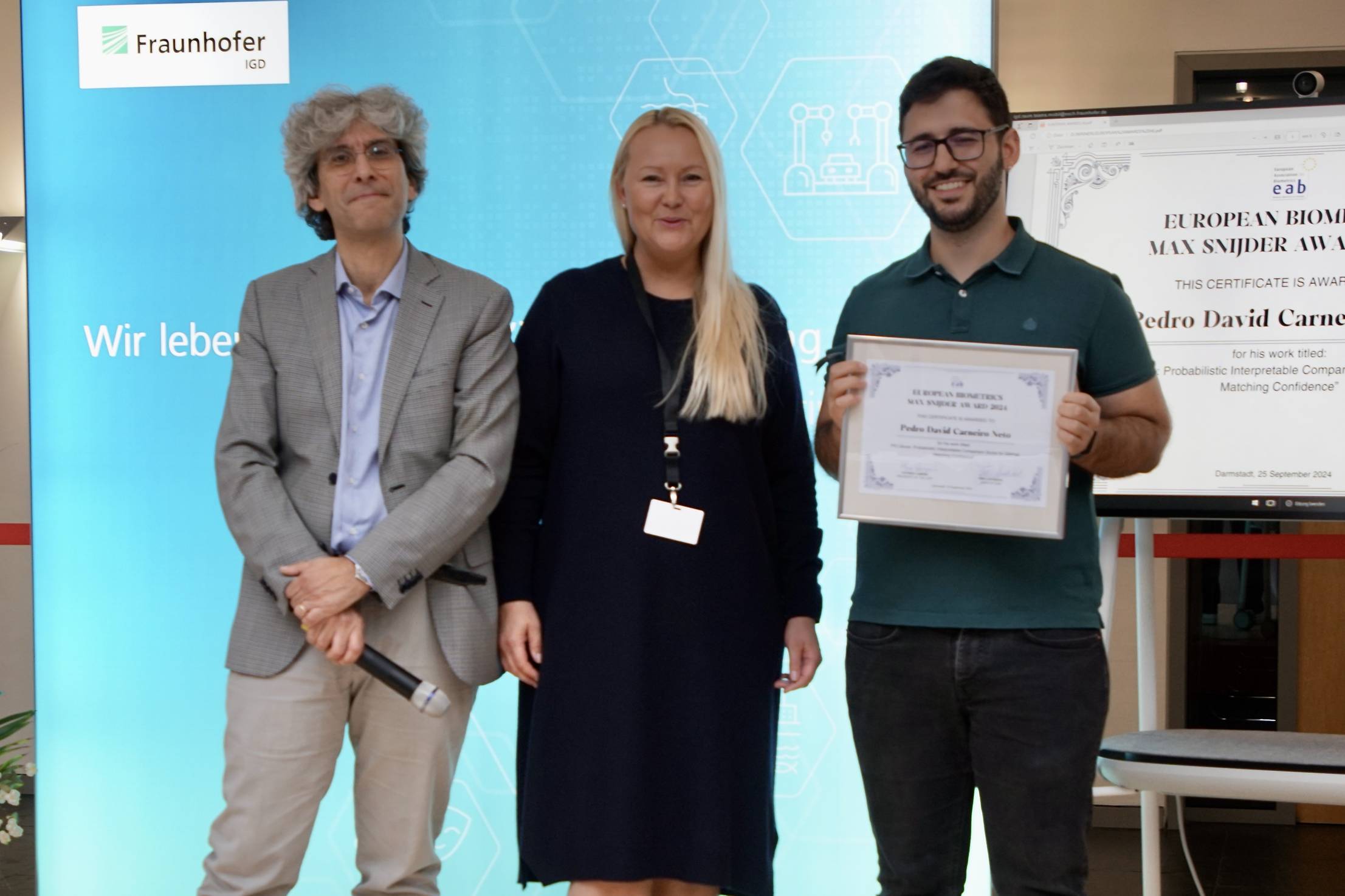 [Photo] Winner of the Max-Snijder-Award Pedro Carneiro Neto together with Chairman of the Award Committee Prof. Patrizio Campisi and Chairperson of the European Association for Biometrics Frøy Løvåsdal.