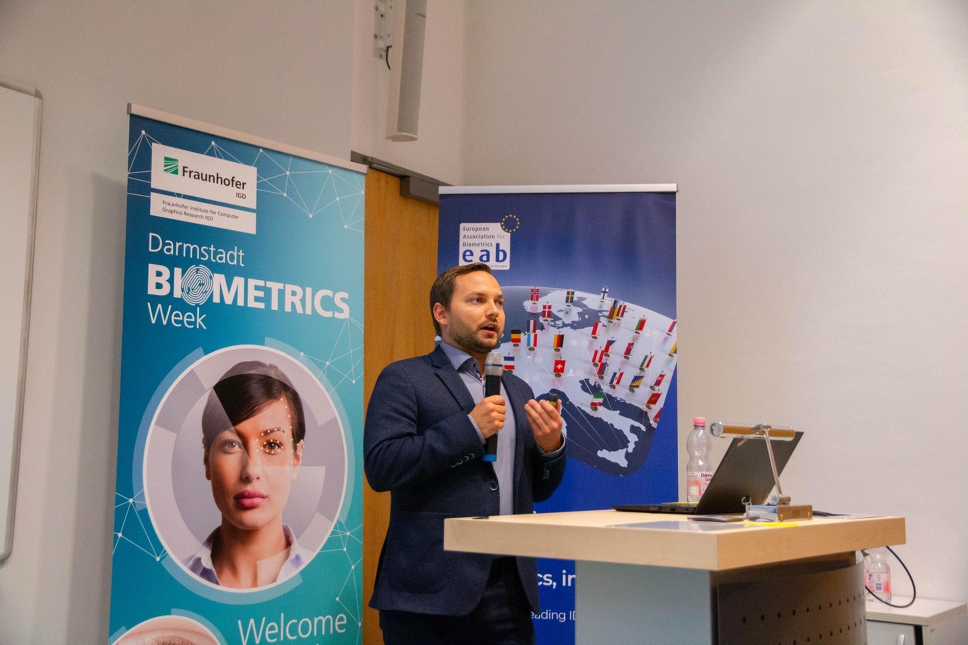 [Photo] Winner of the Max-Snijder-Award Marco Huber: Towards Trustworthy Face Recognition